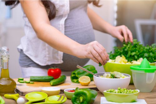سيدة حامل تأكل طعام صحي