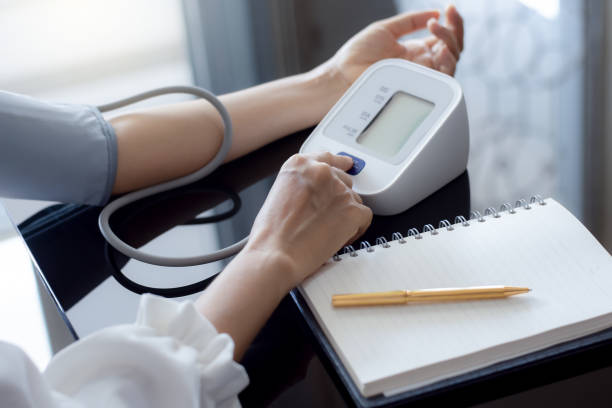 العوامل التي يمكن أن تؤدي إلى زيادة قراءات ضغط الدم