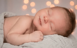 عدد ساعات نوم الرضيع في الشهر الاول والثاني وحتى عمر سنة
