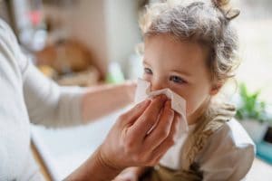 أمراض الشتاء الشائعة لدى الأطفال والكبار وأعراضها