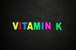 نقص فيتامين ك | الأعراض والأسباب ومجموعات المخاطر وأفضل المصادر الطبيعية لفيتامين ك 1 وك 2